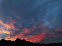Rötliches Wolkenleuchten Ende Oktober - Handyfoto
